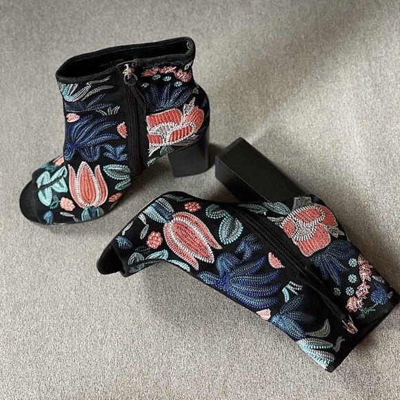 Rebecca Minkoff “Billie” Embroidered Open Toe Suede Booties Size 7.5 - Picture 10 of 14